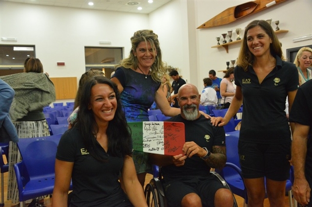 Florinda Trombetta, Eleonora De Paolis e Fabrizio Castelli con il remo firmato dalla squadra para-rowing